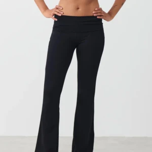 Soft touch byxor  - Säljer nu dessa trendiga byxor från Ginatricot som är köpt för en månad sedan och använd ett fåtal gånger. Nypris 359 kr✨ Mitt pris 250 kr. Priset kan dock diskuteras vid snabb affär. Köparen står för frakt men jag kan tänka mig att mötas i Stockholm💗