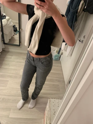 Low waist jeans  - Ett par jätte fina byxor som är skinny/straight. Dom har att kors med typ plast diamanter eller nått på baksidan. Dom är omsydda i midjan men det syns bara inifrån🫶