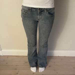 Snygga både lågmidjade och bootcut jeans från Brandy Melville! I storlek “one size” och endast använda 2 gånger!💗