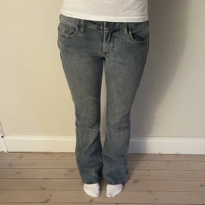 Lågmidjade bootcut jeans - Snygga både lågmidjade och bootcut jeans från Brandy Melville! I storlek “one size” och endast använda 2 gånger!💗