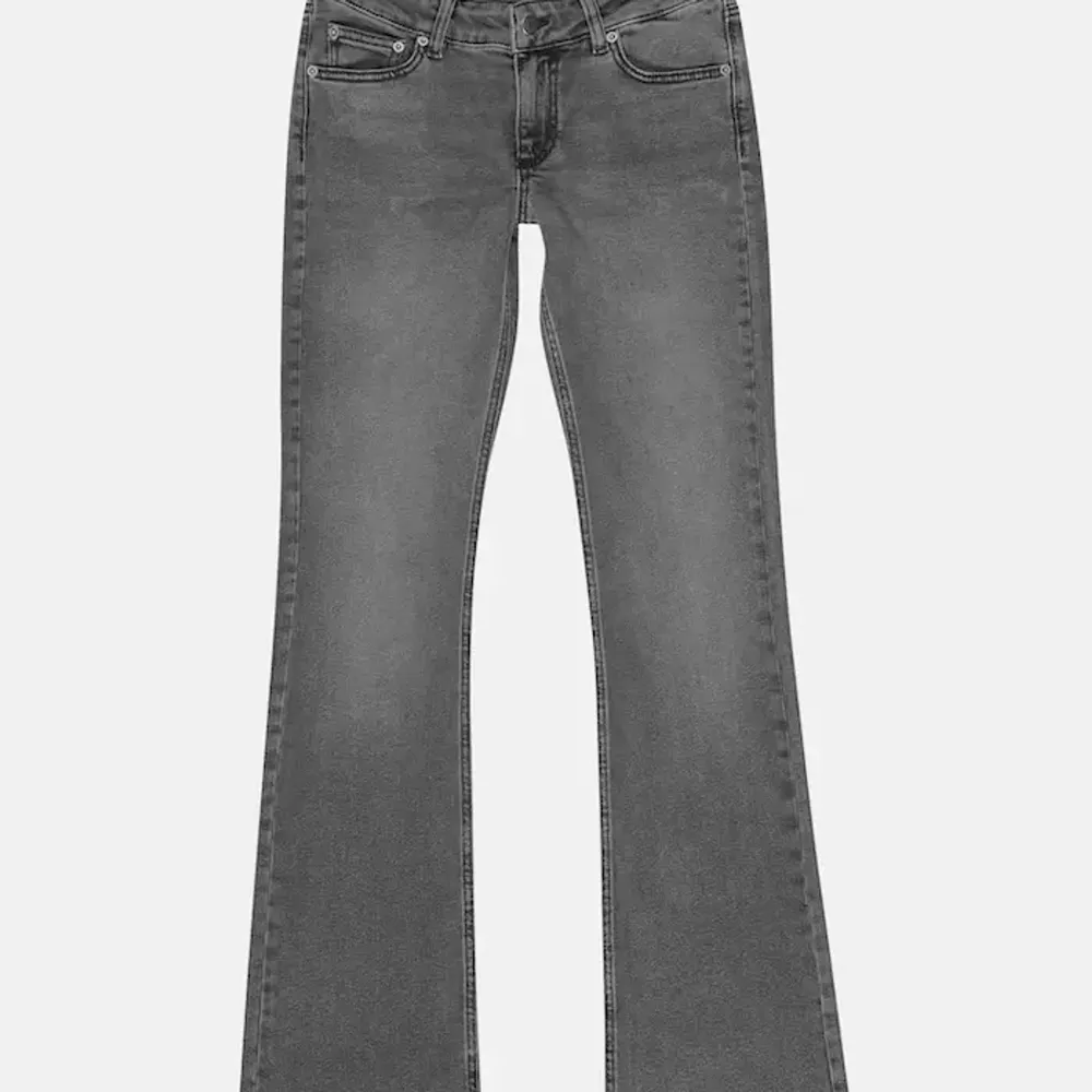 Säljer mina lågmidjade bootcut jeans ifrån junkyard, knappt använda köpta för 599kr ,lånade bilder skriv för egna bilder. Jeans & Byxor.