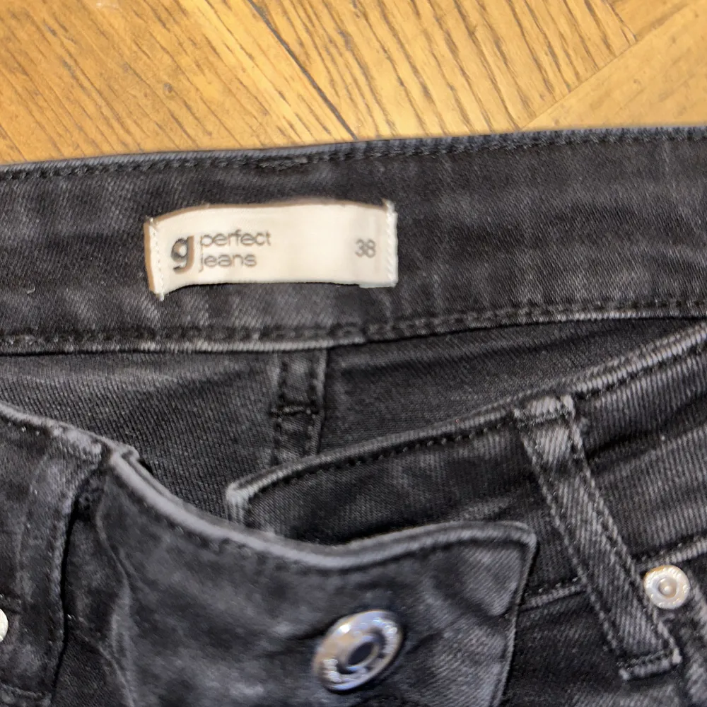 Jättefina svarta bootcutjeans från Gina tricot i modellen full lenght flared jeans. . Jeans & Byxor.