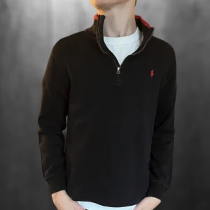 Ralph lauren halvzip - Rikigt snygg halvzip från Ralph lauren i väldigt fint skick💫 storlek 14/16 Modelllen på bilder är 169🍁  Skriv vid frågor eller funderingar⚡️