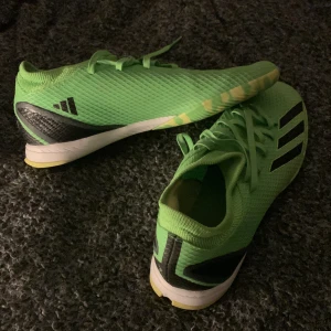 Fotbollsskor  - Bekväma adidas fotbollsskor köpta för mindre än ett år sedan, skick är precis som nya, inget slut på sulan eller sidorna på skorna.