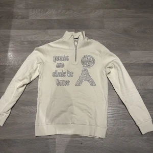 Blinglucid halfzip - Riktigt fet rhinestone half zip hoodie som är helt ny, passade inte min brorsa och försent att lämna tillbaka, nypris 799. Passar för folk runt 169-175 typ