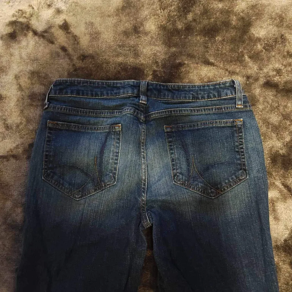 Såå fina lågmidjade vintage flare jeans!🩷💕  Midjemåttet: 39 tvärsöver Innberbenslängden: 76-77 cm!. Jeans & Byxor.