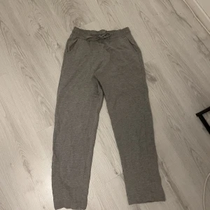 Byxor - Mjukisbyxor från Kappahl, säljer för att de är för små för mig!