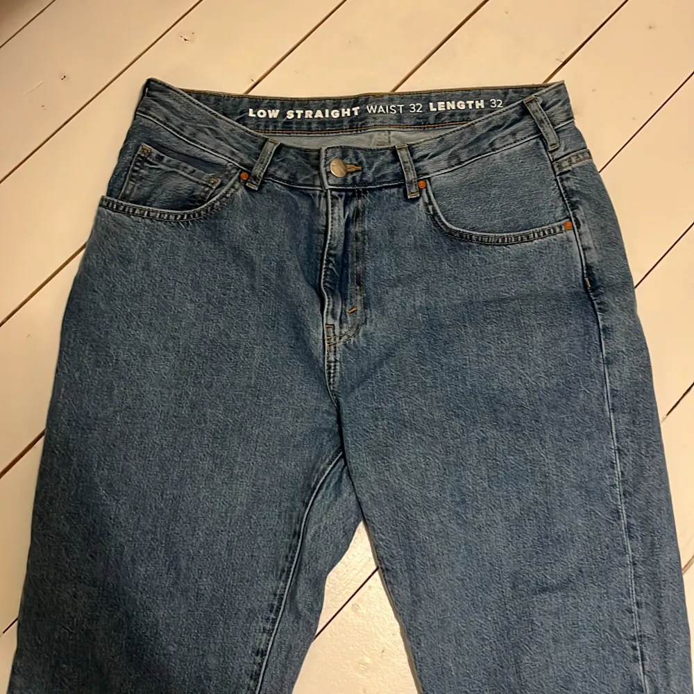 Supersnygga low waist jeans från bikbok, straight leg 💙 väldigt sparsam och säljer eftersom de inte riktigt passar på mig! Betalning via Swish . Jeans & Byxor.