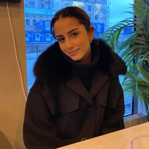 Meotine jacka - Säljer min super fina jacka från meotine. Den har avtagbar päls och är perfekt nu till hösten/vintern. Super fint skick, endast lite nopprig. Storlek S/M men passar mig med Xs också. 