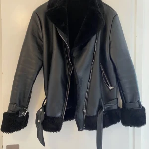 Bikerjacka  - Säljer denna skit snygga bikerjacka ifrån nakd. Skriv privat för fler bilder💗 Lånad bild‼️