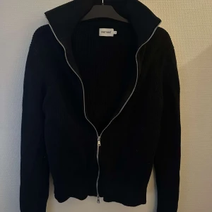 East west zip - Riktigt snygg och skön helzip från East west, den är stickad. Köptes i somras men kom inte till någon användning.  Vid funderingar osv är de bara att höra av dig!!