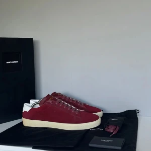 Saint Laurent  - Säljer ett par snygga saint Laurent sneakers i storlek 46, cond 9/10 knappt använda. Kommer med OG box, dustbags, extra snören samt certifikat.