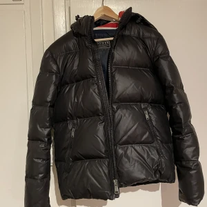 Guess jacka - Jackan är använd en vinter så den är i mycket bra skick. Inköpt för 3 år sen för 1500. Det ända att anmärka är att tygbiten man hänger upp jackan med har lossnat