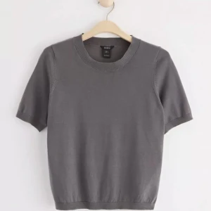 Stickad t-shirt  - Säljer min stickade tröja från Lindex då den tyvärr inte kommit till användning💗💗Sparsamt använd och har inga defekter. Priset kan diskuteras🫶🏻💕