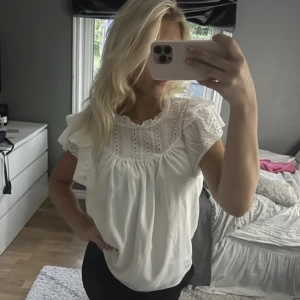 Vit topp - Vet inte vilket märke då ja köpte den på Vinted. Aldrig använd endast provad.   Förra ägarens bild!🙌