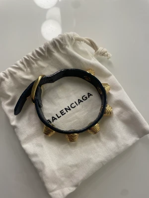 Balenciaga armband - Säljer nu mitt snygga armband från Balenciaga! Nypris 1590kr. Kvitto och dustbag ingår💓