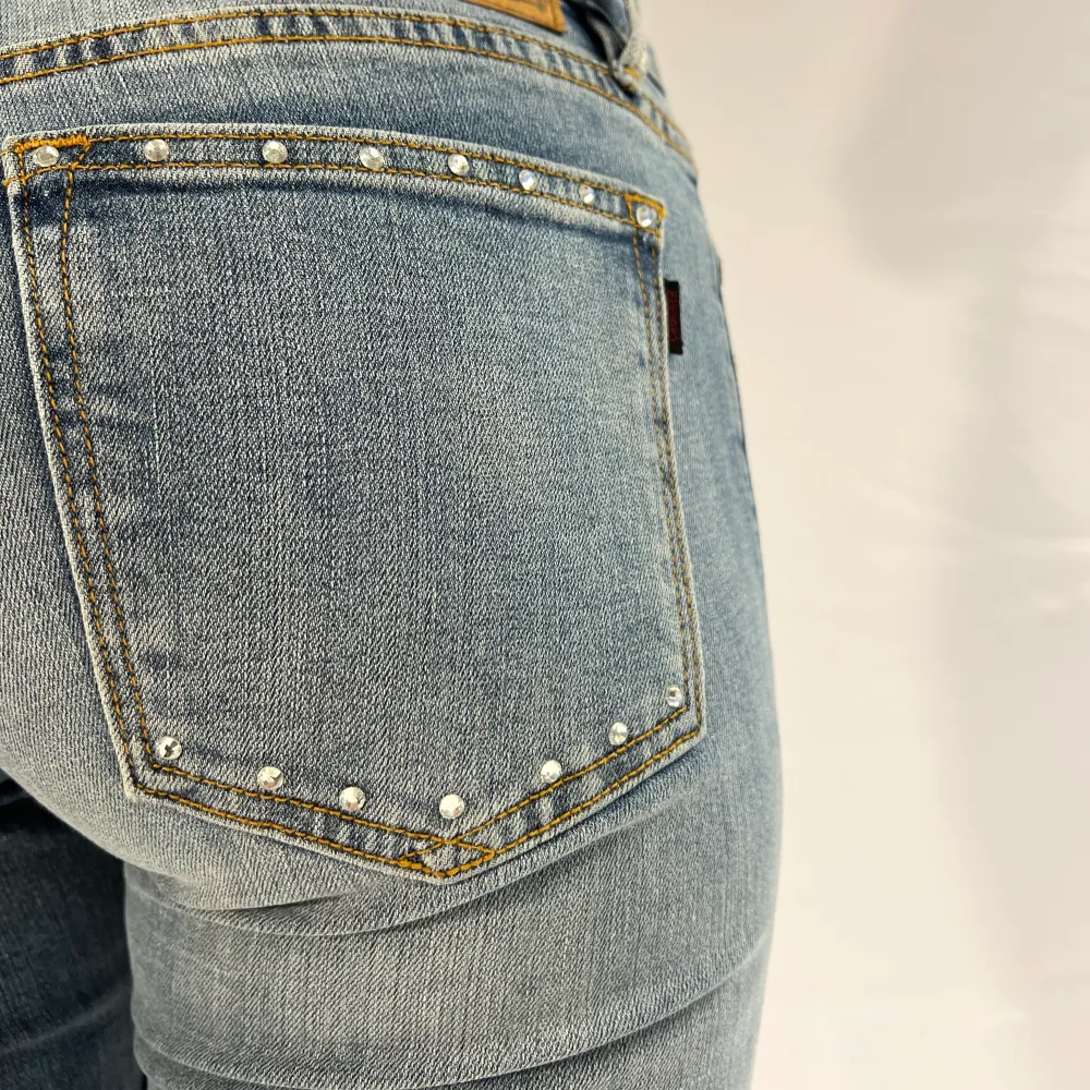Ljusblåa jeans 350:- Medelhög midja  -stenar på backfickan   Storlek 34/36 Skriv om ni är intresserade❣️. Jeans & Byxor.
