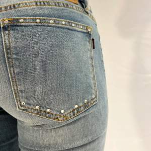 Ljusblåa jeans 350:- Medelhög midja  -stenar på backfickan   Storlek 34/36 Skriv om ni är intresserade❣️