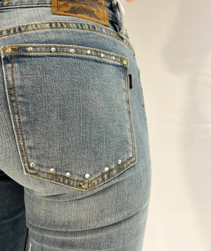 Crocker jeans - Ljusblåa jeans 350:- Medelhög midja  -stenar på backfickan   Storlek 34/36 Skriv om ni är intresserade❣️