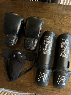 Thaiboxning/Kickboxning (M) - Hej! Säljer ett paket av kampsportsutrustning till främst Thaiboxning/Kickboxning men fungerar även till viss MMA. Utrustningen är i bra skick utan defekter i storlek M Hör av dig vid frågor  Med vänliga hälsningar