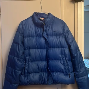 Nike dunjacka  - Jättefin mörkblå Nike jacka! 