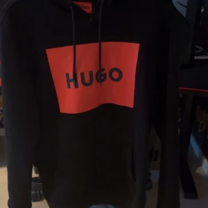 Hugo boss hoodie  - Säljer denna då den inte används längre, den är använd 5-10 gånger, 10/10 skick, inga fläckar eller hål. Ny pris är 1299kr, storlek S men passar även XS