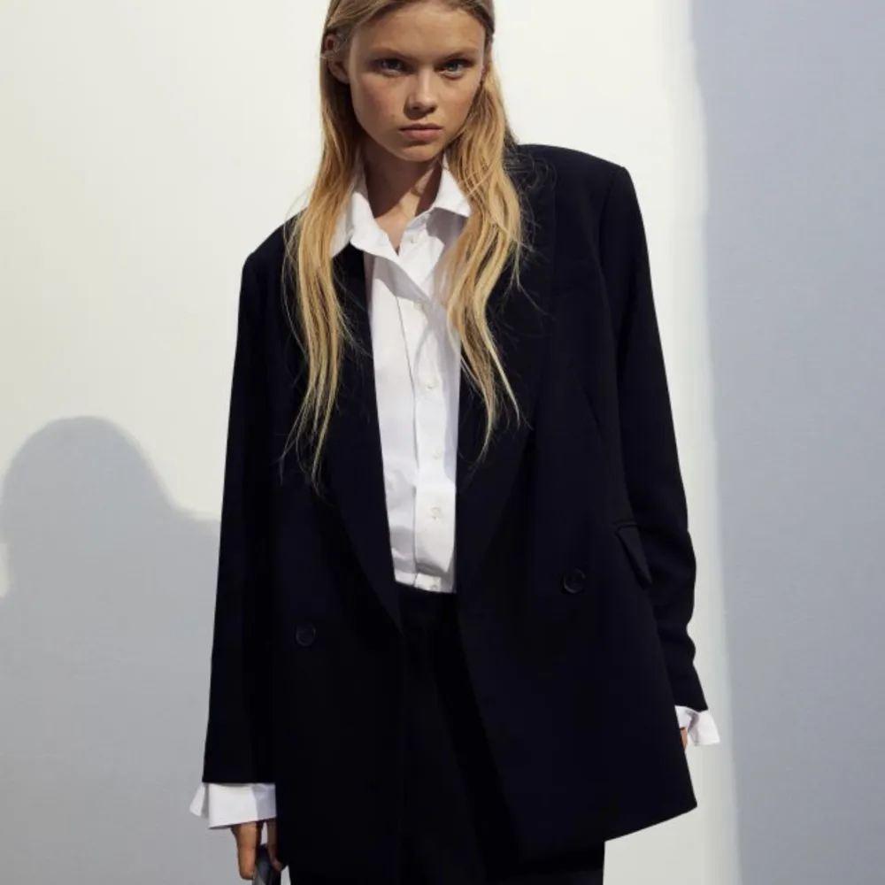 Snygg kavaj med bra kvalitet från H&M orginalpris 499kr. Snygg till klänning . Puvut & Bleiserit.