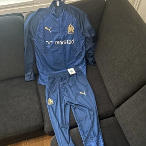 Tracksuit - Skön marseille dress, oanvänd med lapparna på så cond 10/10, väldigt skön material och bra för träning eller allmänt på fritiden