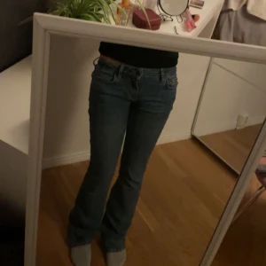 Lågmidjade Jeans  - Säljer mina jättefina Lågmidjade bootcut jeans då dom inte kommit till så mycket användning och där med i bra skick!