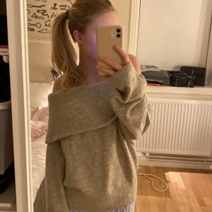 hm off shoulder tröja - Jätte snygg off shoulder tröja från hm som knappt är använd. Den är inte nopprig.💕