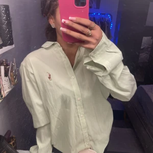 Ralph Laurent skjorta  - Säljer nu min Ralph Laurent skjorta i mint grön för de inte riktigt min stil aldrig andvändt så är i bra skick 