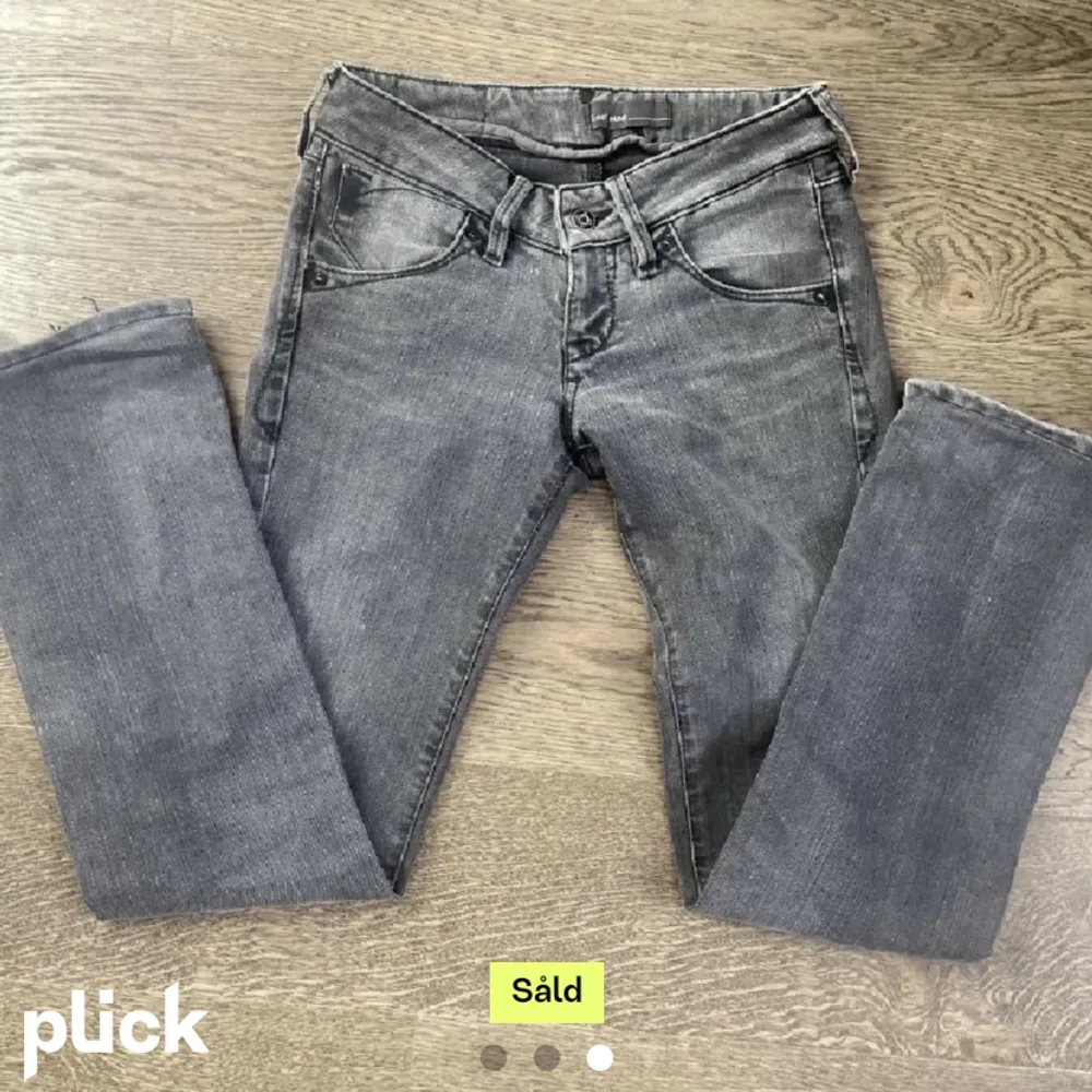 Säljer dessa jeans som jag köpte av en annan tjej på plick i vintras då de har blivit för små. Lånade bilder från förra ägaren! Kan ta egna bilder men tyvärr inte på då dom är för små💖midjemått: ca70cm Innerbenslängd: ca 78.. Jeans & Byxor.