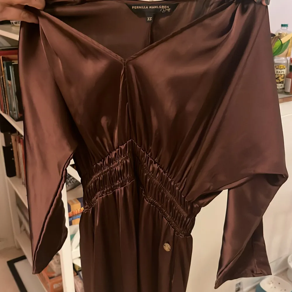 Jätte fin brun klänning från Pernilla Wahlgrens märke💕. Klänningar.