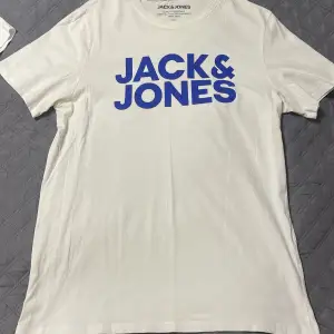 2 sköna helvita använda jack&jones tröjor som blivit stående. XL på båda