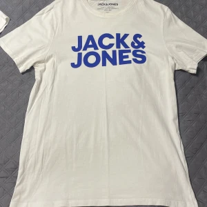 Jack&Jones tröjor - 2 sköna helvita använda jack&jones tröjor som blivit stående. XL på båda