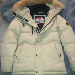 Canada zavetti jacka - Tjena hörrödu! Säljer min vinterjacka nu för den blivit för liten använd i fint skick. Priset är diskuterbart