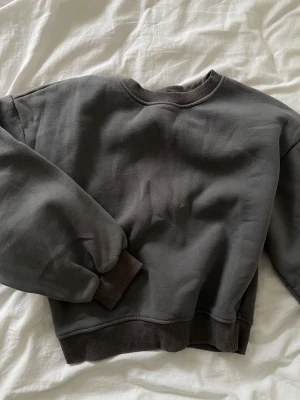 Sweatshirt  - Snygg sweatshirt köpt från franska märket outfitbook. Jätteskönt material o bra kvalitet. Storlek S. 