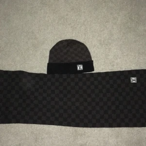 Äkta lv duo mössa & halsduk - Äkta lv halsduk och mössa köpt i lv butik i Stockholm. Kan gå ner i pris