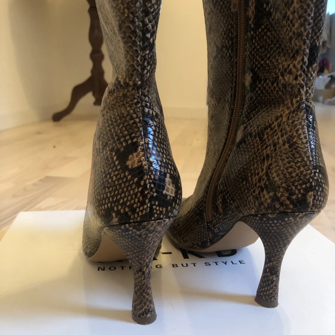 Boots i ormimitation  - 90