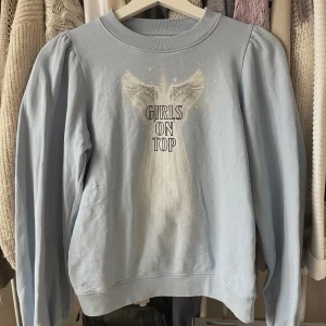 Tröja från Ganni stl XS - Finaste tröjan ifrån Ganni i ljusblå färg och med liten ”puff” på ärmarna. Stl XS och sparsamt använd. 