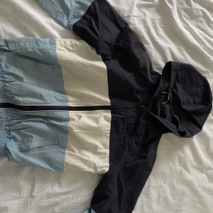 Jacka - Fin blå höstjacka. Fick jackan av en kompis och den saknar lapp så vet varken märke eller storlek, men skulle gissa på XS/S. Den har en fläck på armen men det går säkert bort i tvätten. Skriv för mer info 