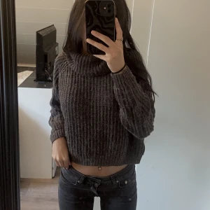 Stickat tröja  - Stickad tröja med krage. Väldigt fint skick. Storleken är 146/152 men sitter som en xs🤍