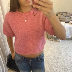 Stickad tröja  - Så söt stickad tröja från Zara! Mycket bra skick🩷🩷