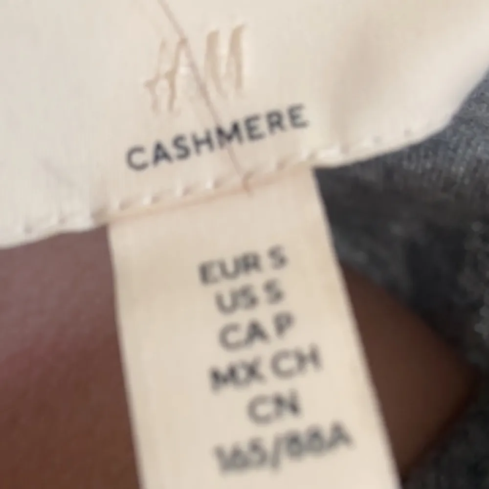 Jätte fin stickad tröja i cashmer  från hm i strl S köptes för 1500 o endast testad. Säljer pga för stor för mig.. Tröjor & Koftor.