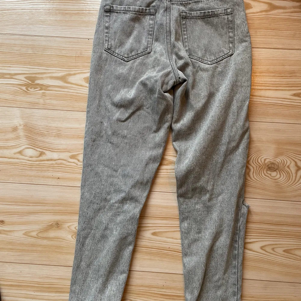 Fina jeans ifrån Zara med storlek 32. Hör av dig om du vill veta något mera❤️ Kostar 35kr❤️. Jeans & Byxor.