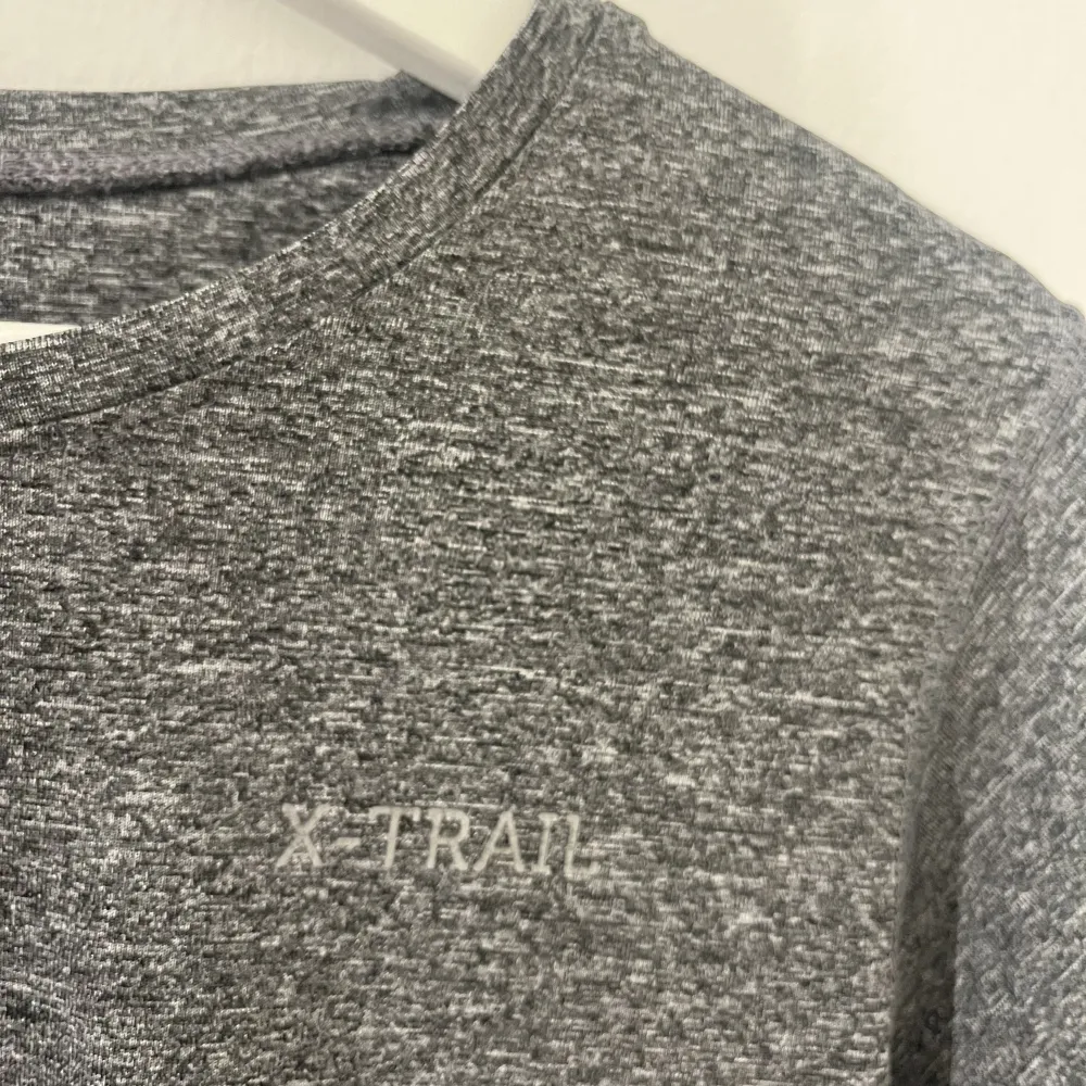 Grå melerad träningströja från x-trail. Använd fåtal gånger! . T-shirts.