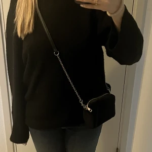 Svart litenväska - Säljer denna jättefina gulliga lillaväskan i sammet då den inte kommer till användning längre. Köpt från glitter. Skriv om du har några funderingar💗💗💕💕💕🖤🖤