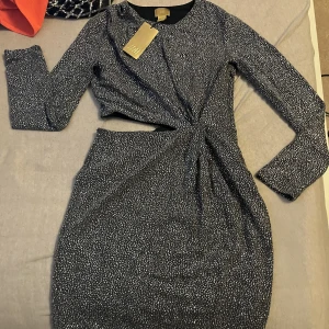 Glitter klänning  - En helt ny glitterklänning som har prislapp på som man kan se på bild ett. Den är så klart helt oanvänd men vill bli av med den så säljer den för mindre än ordinarie pris. 