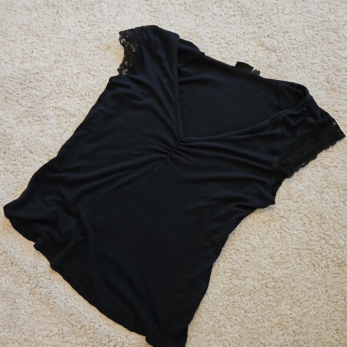 Svart tröja med cleavage o spets