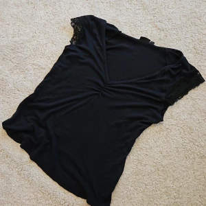 Svart tröja med cleavage o spets - Från lindex.  Storlek 36/38 small💗
